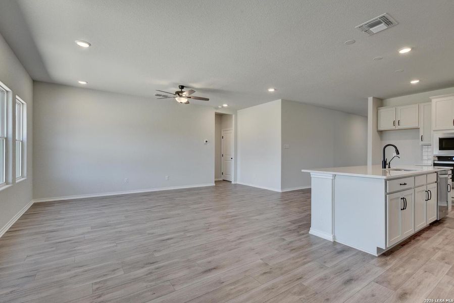Spacious, unfurnished interior of a new home in Hennersby Hollow, San Antonio (Image 12).