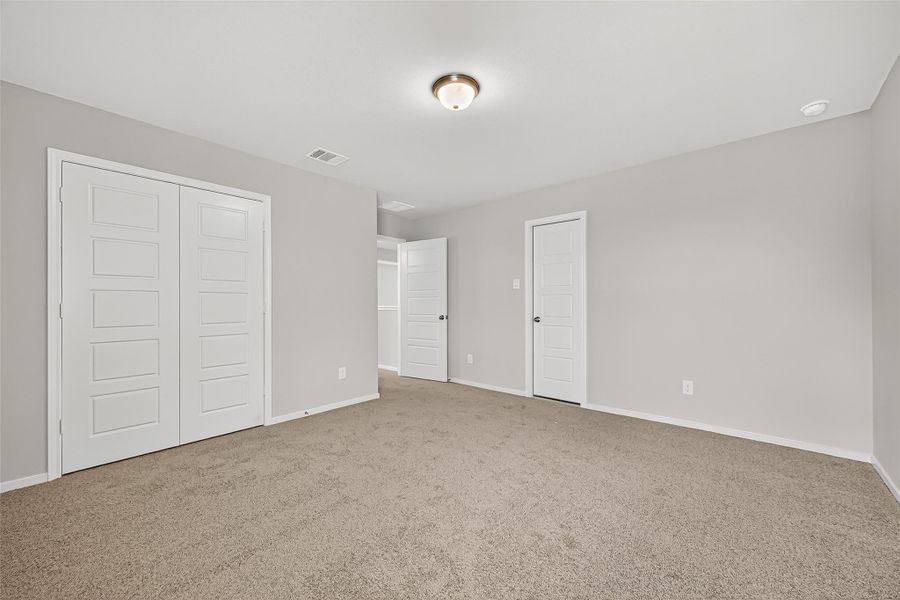 Spacious, unfurnished interior of a new home in Sunterra, Katy (Image 29).