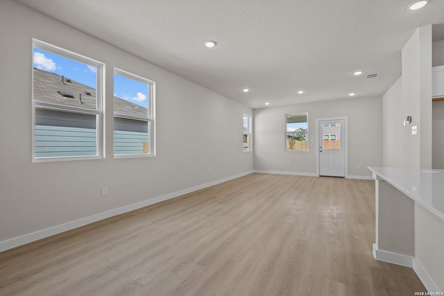 Spacious, unfurnished interior of a new home in Mesa Vista, San Antonio (Image 29).