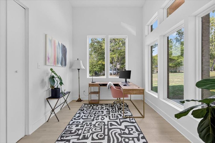 Versatile office space easily adaptable as a fourth bedroom
