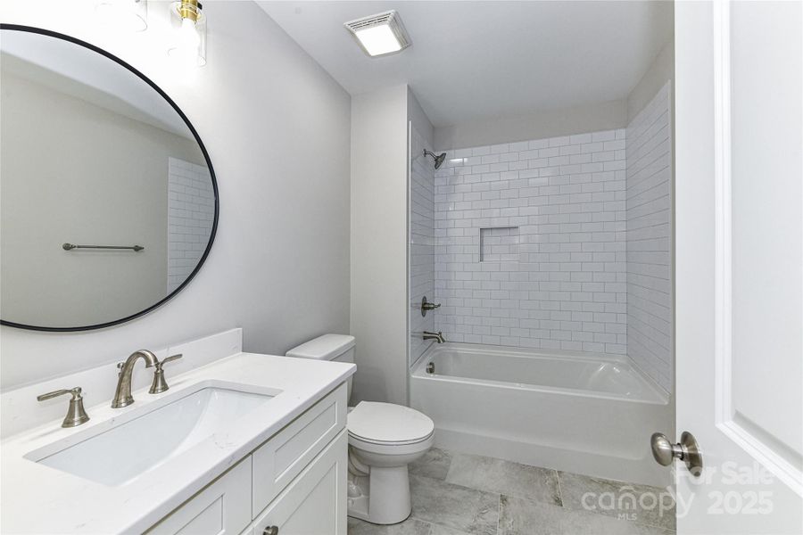 Full Bath with tiled tub/shower! Full Bath with tiled tub/shower!