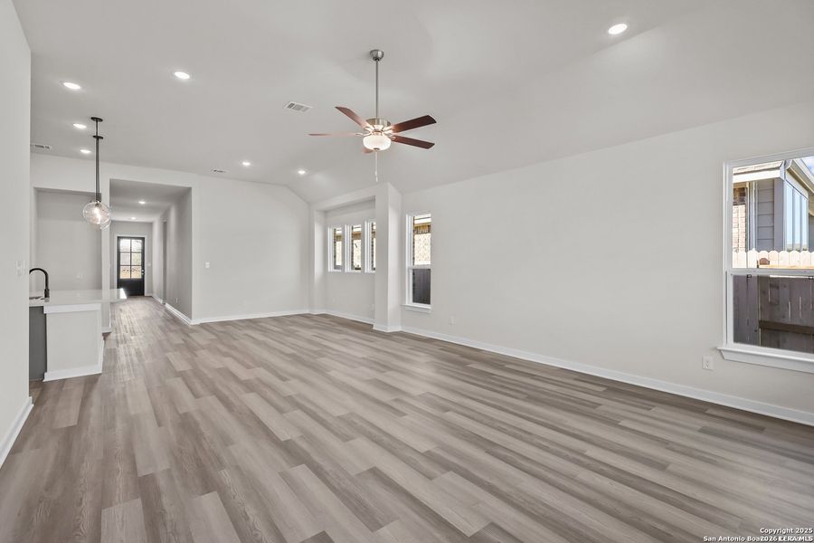 Spacious, unfurnished interior of a new home in Stillwater Ranch, San Antonio (Image 25).