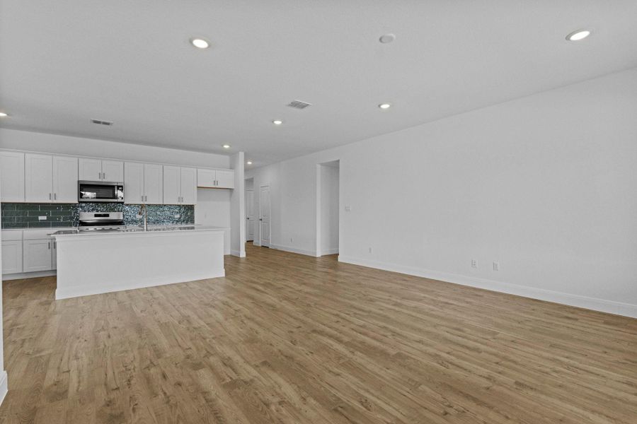 Spacious, unfurnished interior of a new home in Railhead, Cedar Creek (Image 33).