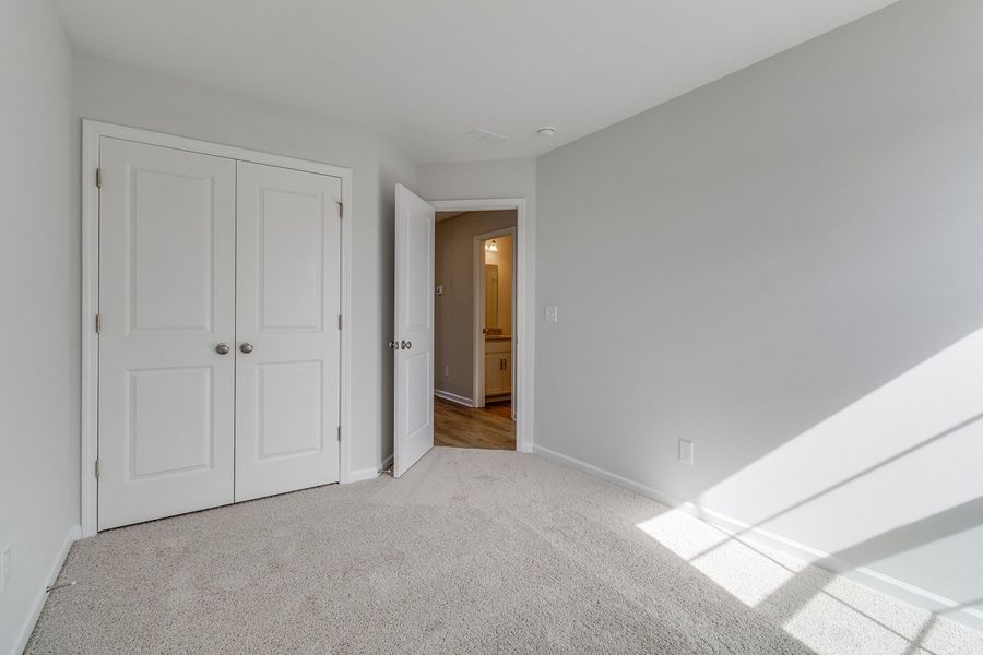 Spacious, unfurnished interior of a new home in Astoria, Columbia (Image 27).