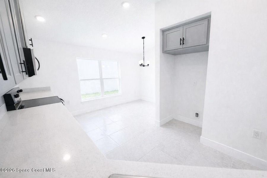 Spacious, unfurnished interior of a new home in St. John's Preserve, Palm Bay (Image 9).
