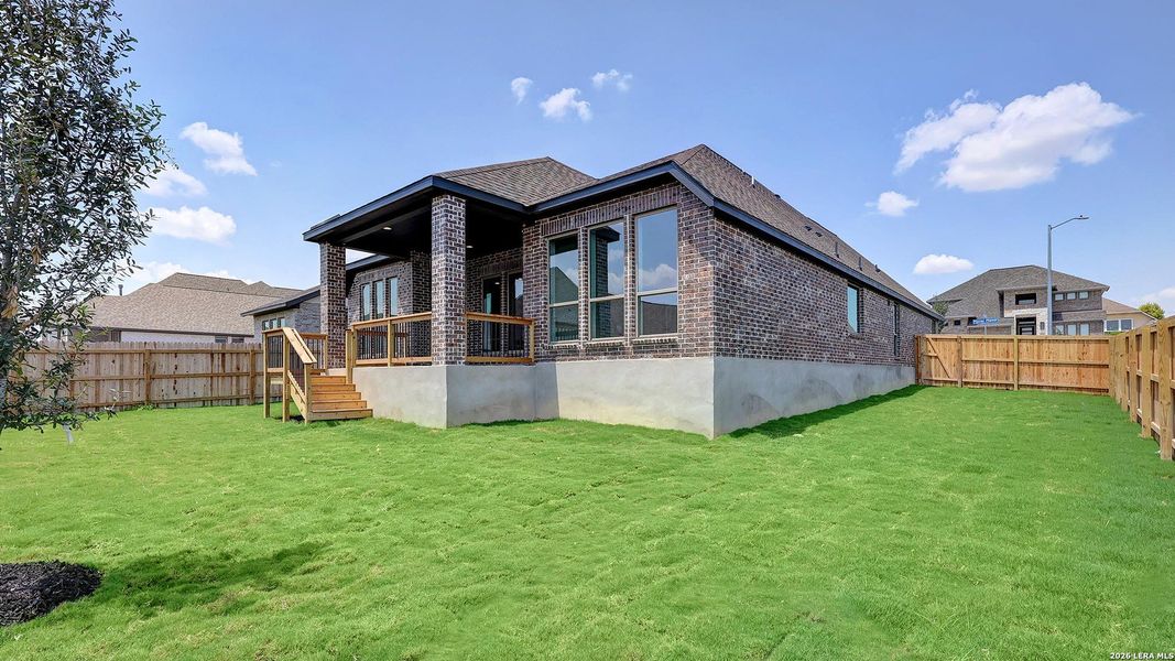 Exterior details and patio area of a home in Arcadia Ridge, San Antonio (Image 4).