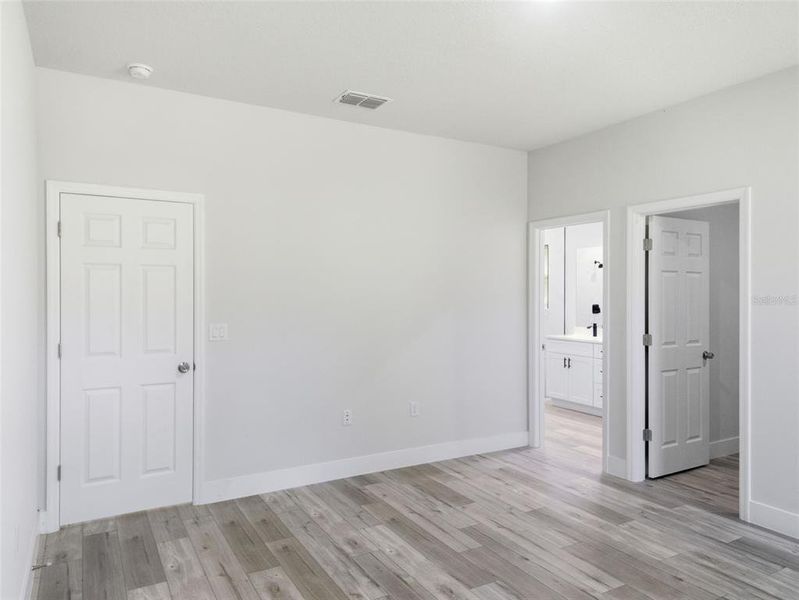 Spacious, unfurnished interior of a new home in , Citrus Springs (Image 10).