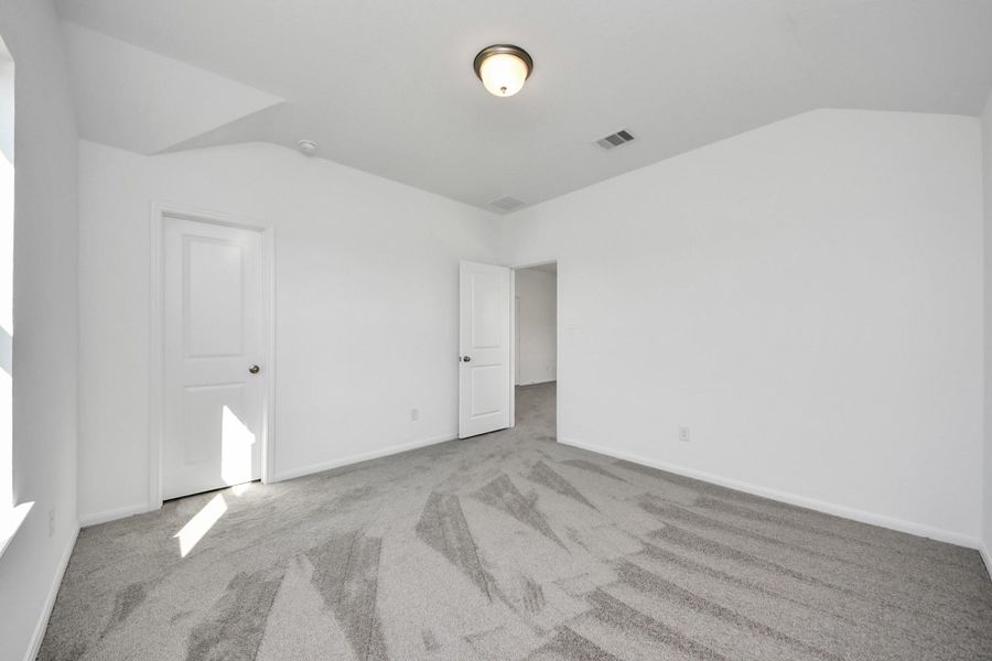 Spacious, unfurnished interior of a new home in Sunterra: Landmark Collection, Katy (Image 8).