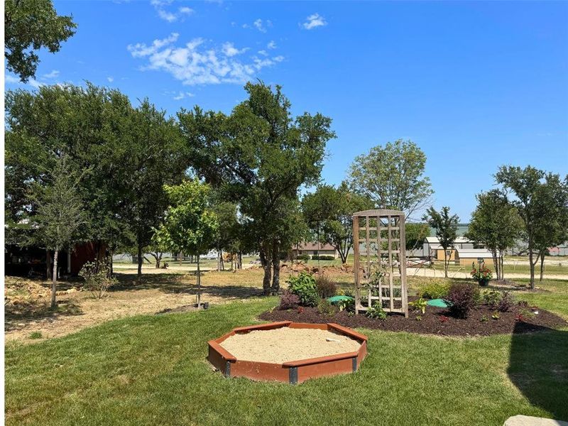 Community amenities in , Runaway Bay (Image 25).