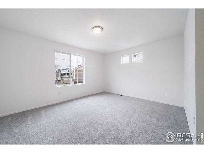 Spacious, unfurnished interior of a new home in Thompson River Ranch, Johnstown (Image 20).