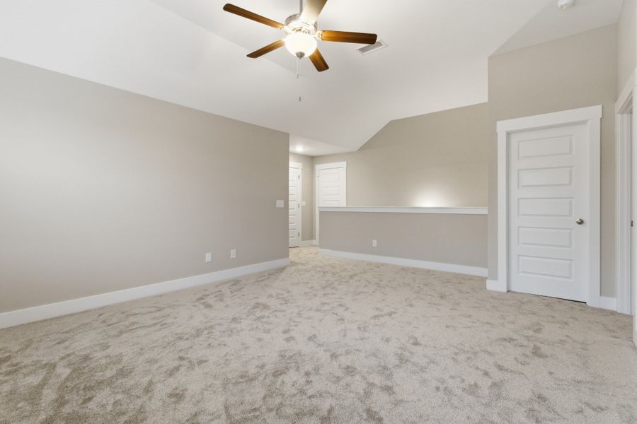Spacious, unfurnished interior of a new home in Veterans Cove, Murfreesboro (Image 18).