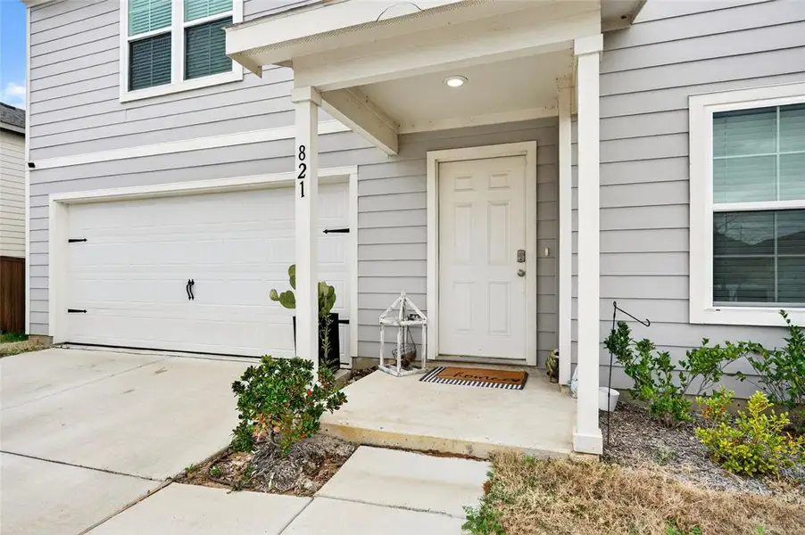 Exterior details and patio area of a home in Villages of Mayfield, Cleburne (Image 3).