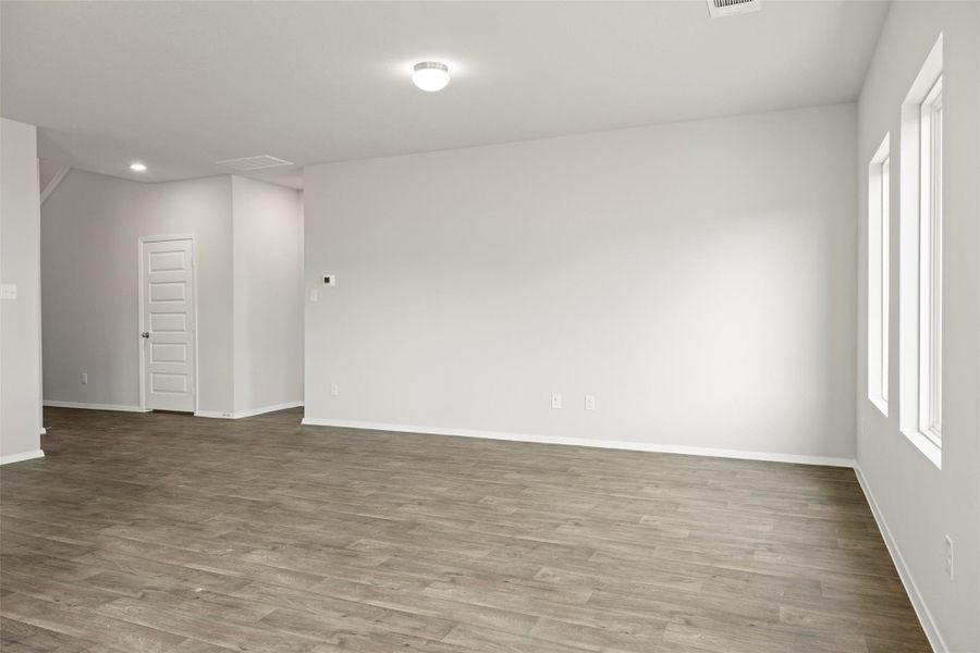 Spacious, unfurnished interior of a new home in Cloverleaf, Austin (Image 25).