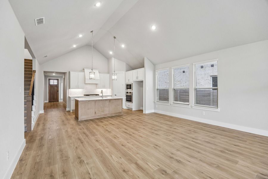 Spacious, unfurnished interior of a new home in Painted Tree Woodland West, McKinney (Image 15).