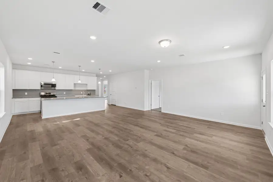 Spacious, unfurnished interior of a new home in Sierra Vista, Rosharon (Image 13).