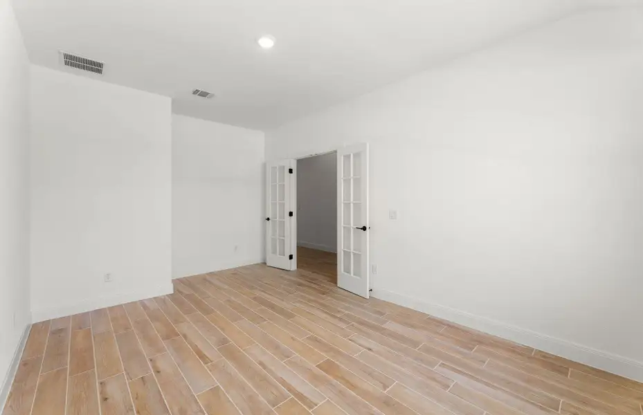 Spacious, unfurnished interior of a new home in 6 Creeks, Kyle (Image 4).