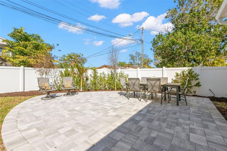 Exterior details and patio area of a home in , St. Petersburg (Image 27).