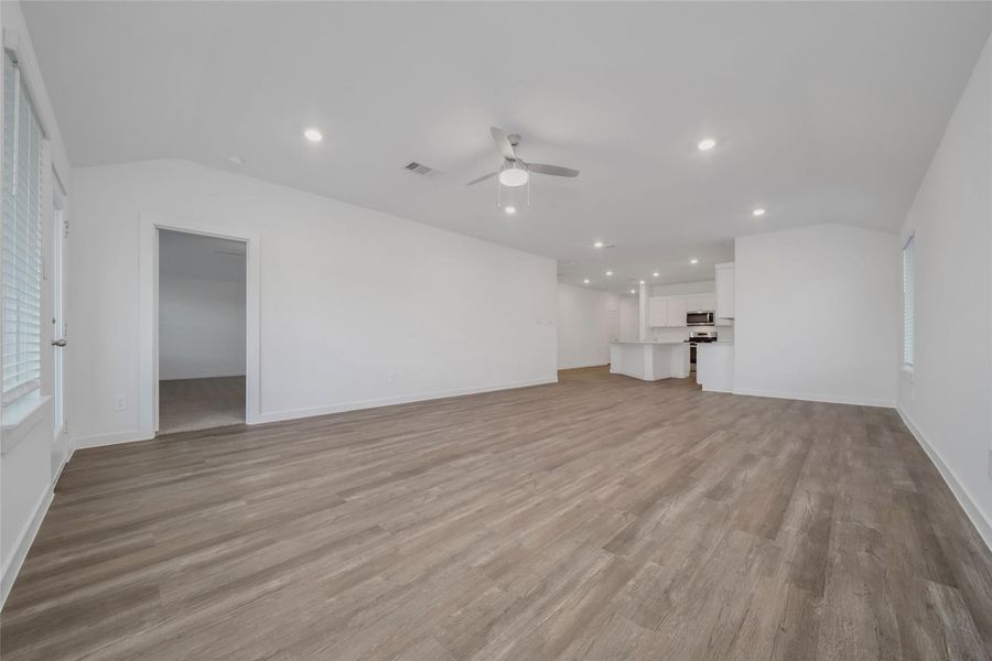 Spacious, unfurnished interior of a new home in Silverthorne, Conroe (Image 23).