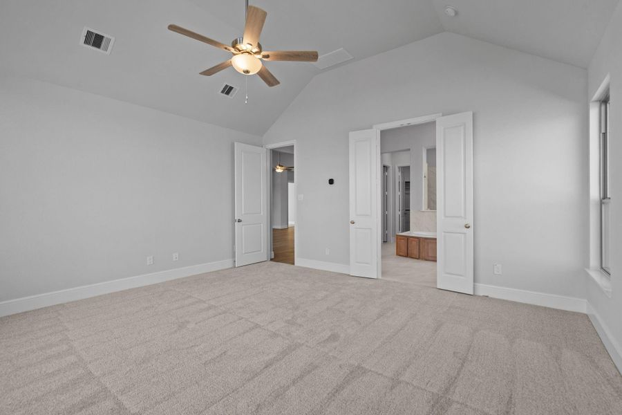 Spacious, unfurnished interior of a new home in Valencia 70', Manvel (Image 35).