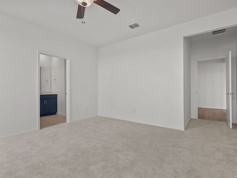 Spacious, unfurnished interior of a new home in Hickory Ridge, San Antonio (Image 34).