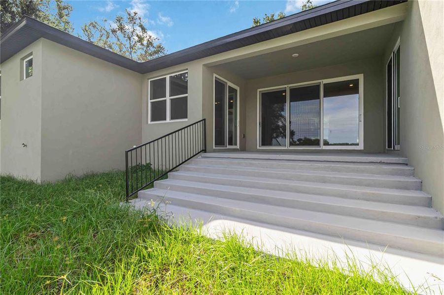 Exterior details and patio area of a home in , Clermont (Image 30).