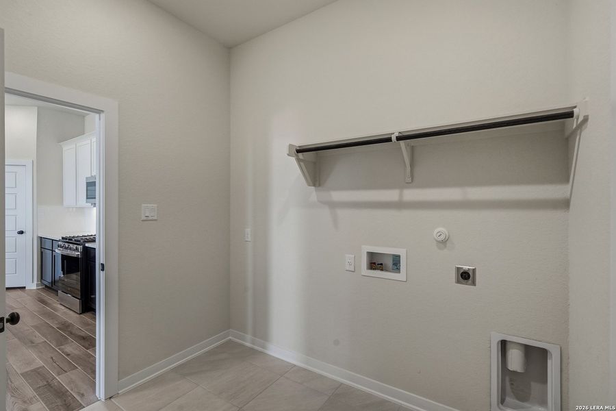 Spacious, unfurnished interior of a new home in The Crossvine, Schertz (Image 31).