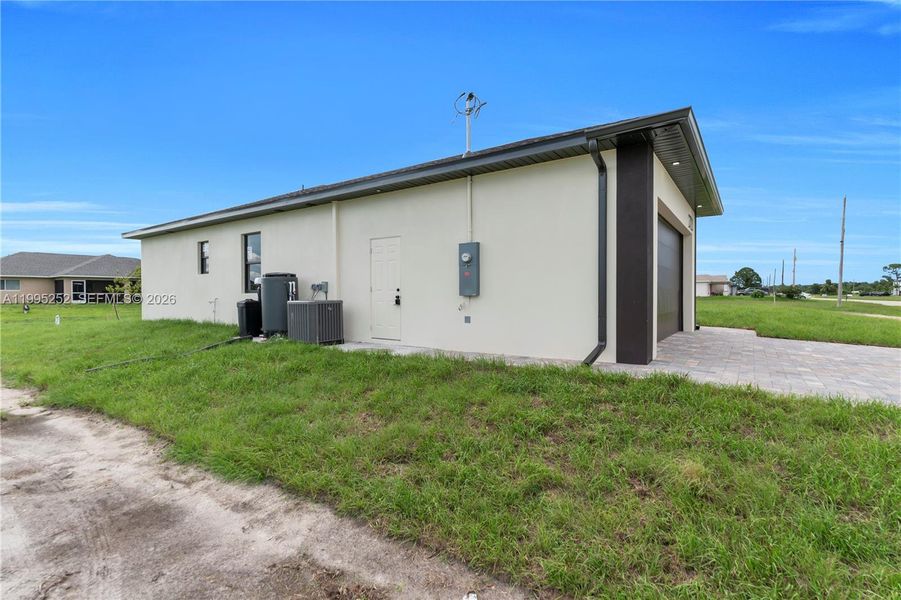 Exterior details and patio area of a home in , Cape Coral (Image 3).