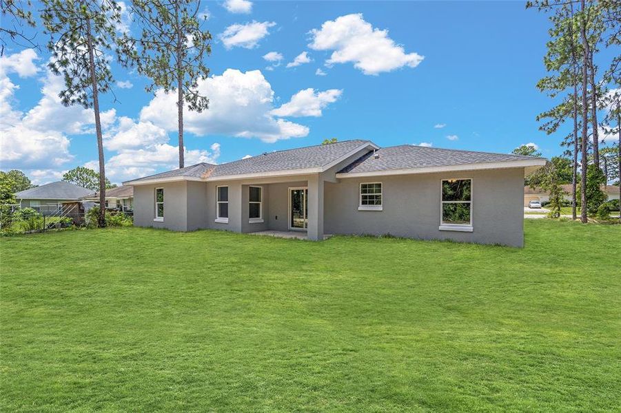 Exterior details and patio area of a home in , Dunnellon (Image 11).