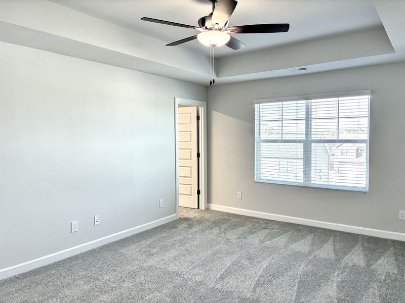 Spacious, unfurnished interior of a new home in Holly Ridge, Greenville (Image 16).