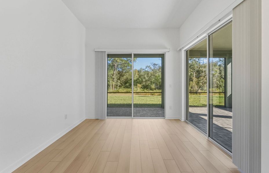 Spacious, unfurnished interior of a new home in Del Webb River Reserve, Spring Hill (Image 14).