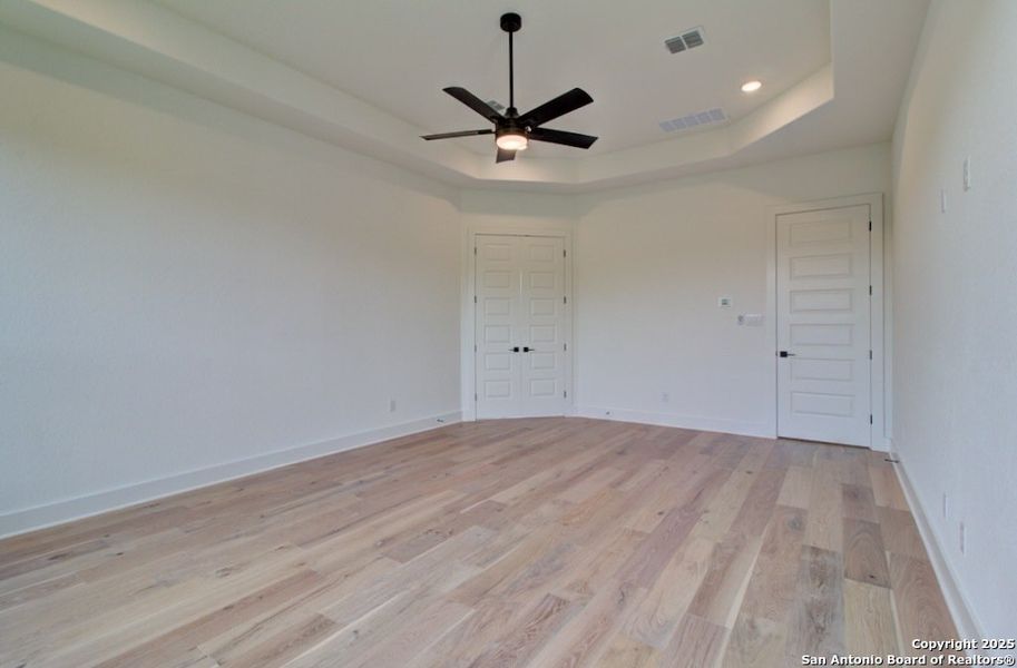 Spacious, unfurnished interior of a new home in Verandas at the Rim, San Antonio (Image 31).