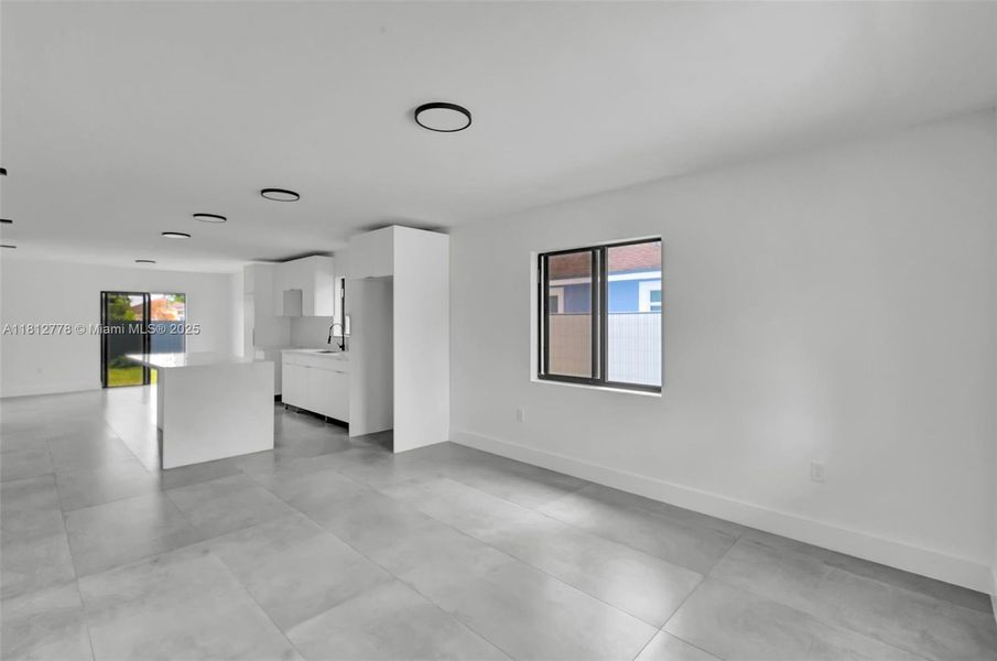 Spacious, unfurnished interior of a new home in , Miami Gardens (Image 16).