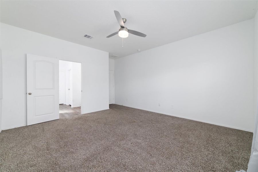 Spacious, unfurnished interior of a new home in Sunterra, Katy (Image 32).