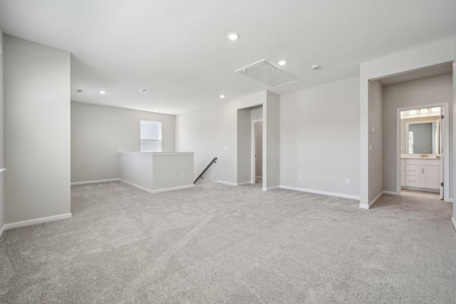 Spacious, unfurnished interior of a new home in The Coves on Lake Wylie, Charlotte (Image 16).