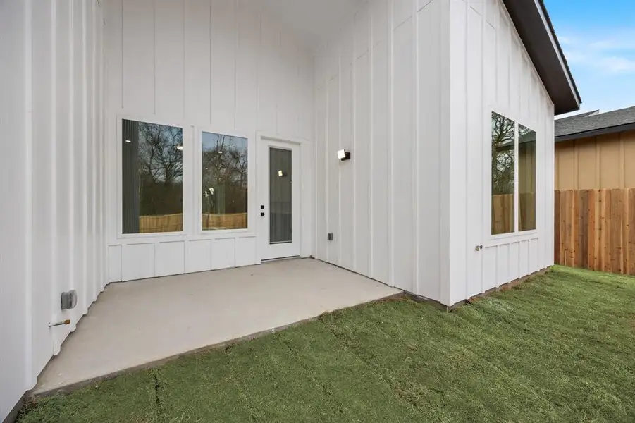 Exterior details and patio area of a home in , Dallas (Image 3).