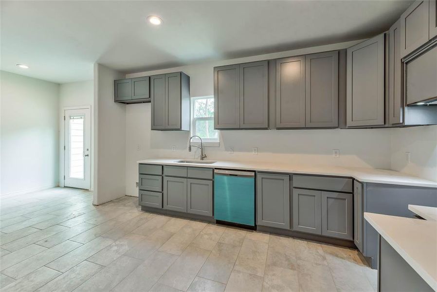 GREAT KITCHEN, QUARTZ COUNTER TOPS, NEW RANGE AND DISHWASHER, 42 INCH CABINETS,FOOD PANTRY GREAT KITCHEN, QUARTZ COUNTER TOPS, NEW RANGE AND DISHWASHER, 42 INCH CABINETS,FOOD PANTRY