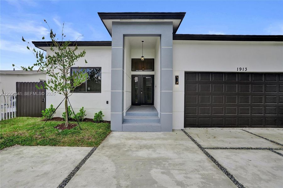 Exterior details and patio area of a home in , Miramar (Image 3).
