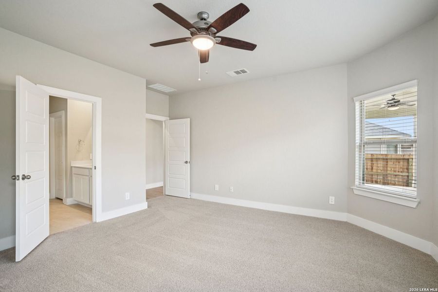 Spacious, unfurnished interior of a new home in Lark Canyon, New Braunfels (Image 30).