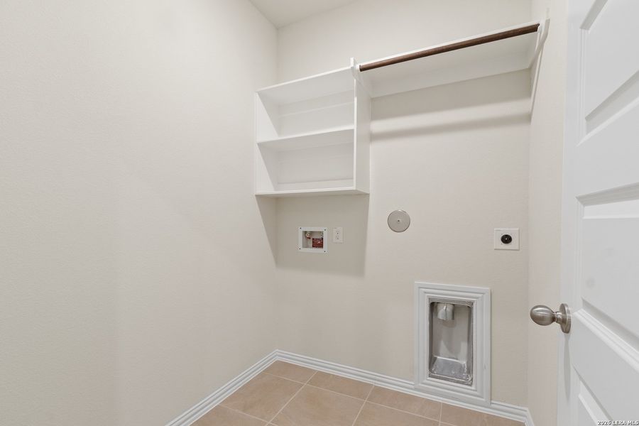 Spacious, unfurnished interior of a new home in Prominence, San Antonio (Image 19).