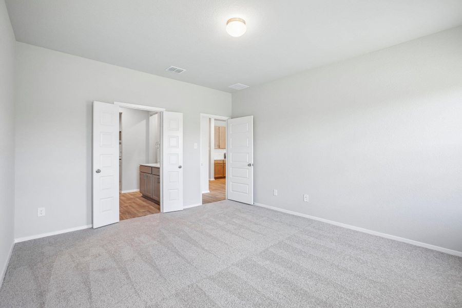Spacious, unfurnished interior of a new home in Cloverleaf, Austin (Image 13).