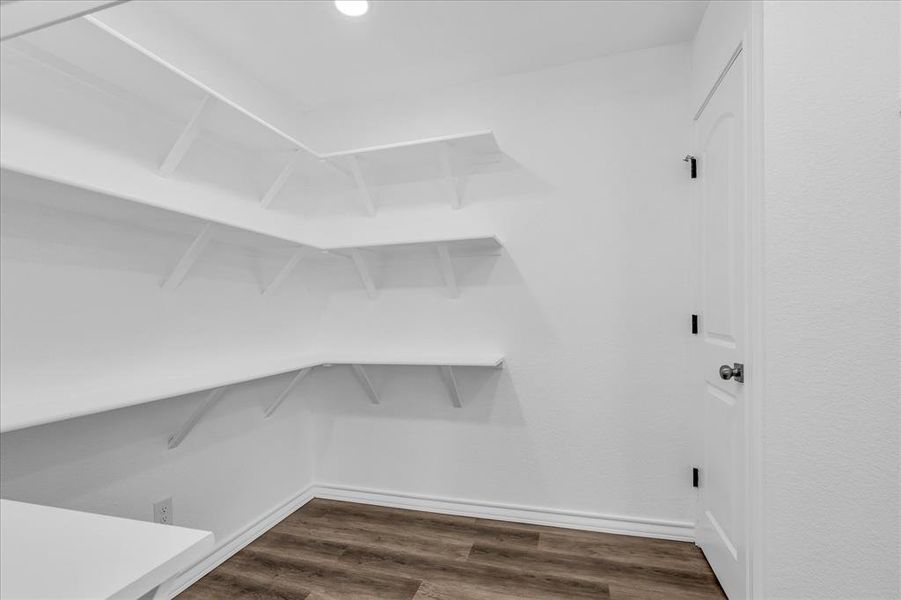 Spacious, unfurnished interior of a new home in , Riesel (Image 20).