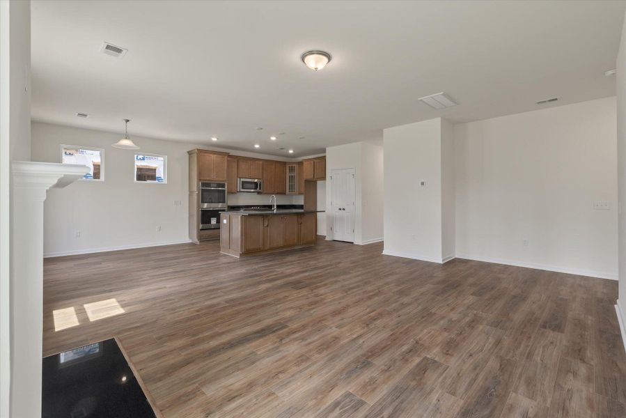 Spacious, unfurnished interior of a new home in Oakley Pointe, Moncks Corner (Image 27).