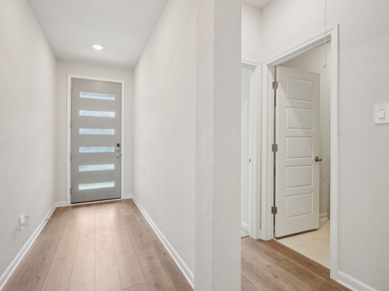 Spacious, unfurnished interior of a new home in Thomas Pond, San Antonio (Image 23).