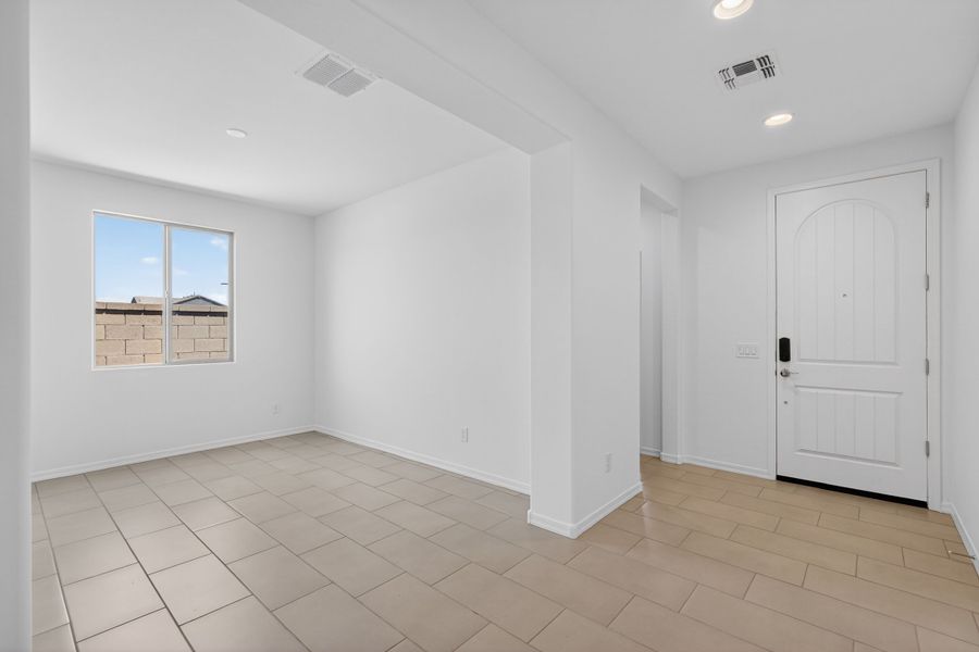 Spacious, unfurnished interior of a new home in Allen Ranches, Litchfield Park (Image 22).