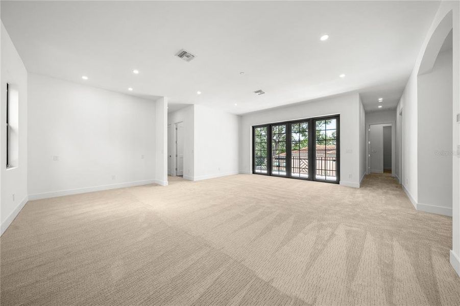 Spacious, unfurnished interior of a new home in , Sarasota (Image 30).