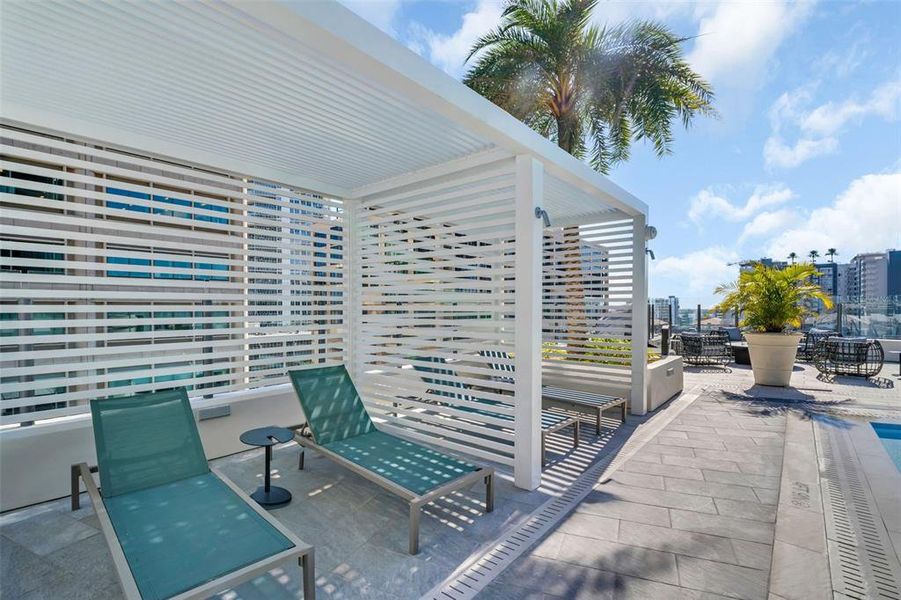 Condo located in St. Petersburg, FL showcasing its design and architecture (Image 45).