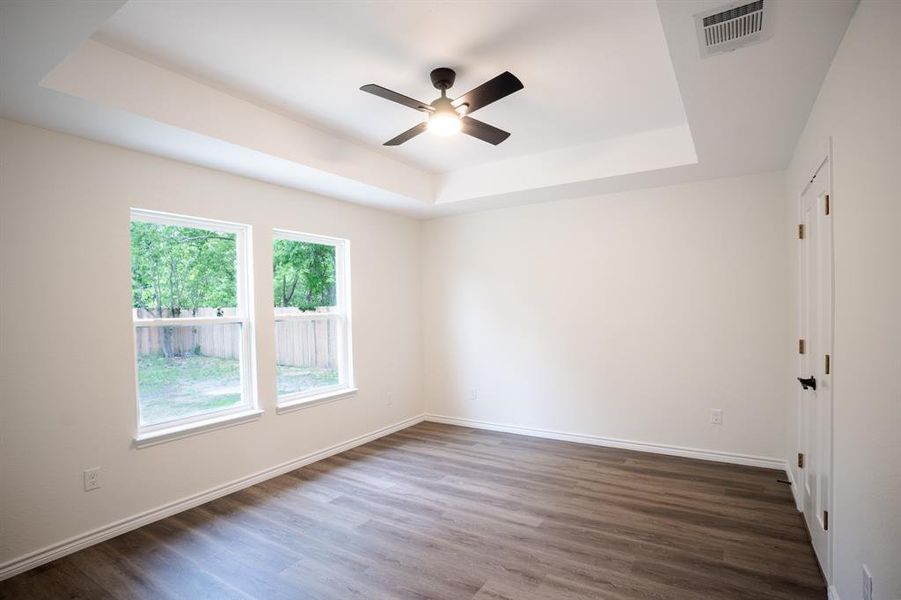 Spacious, unfurnished interior of a new home in , Mexia (Image 13).