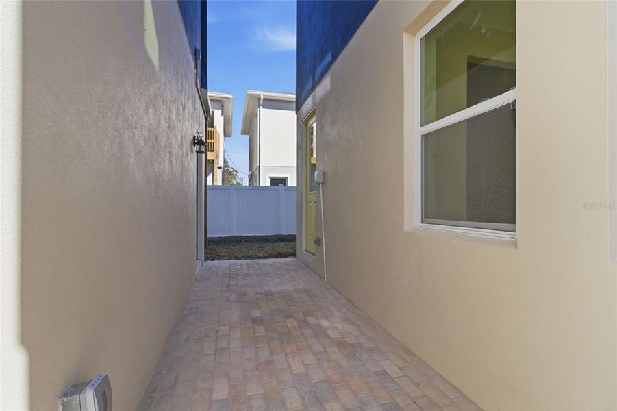 Exterior details and patio area of a home in , St. Petersburg (Image 28).