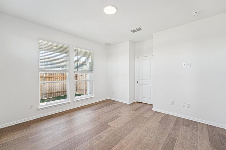 Spacious, unfurnished interior of a new home in Porter Country, Buda (Image 19).