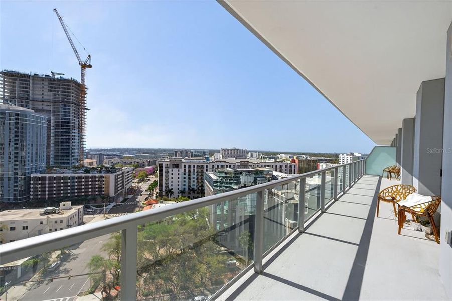 Condo located in St. Petersburg, FL showcasing its design and architecture (Image 27).